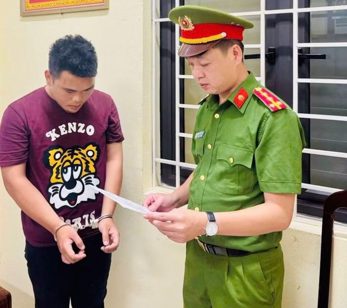 Cơ quan Công an tống đạt các quyết định tố tụng đối với Hà Văn Bằng. Ảnh: Công an tỉnh Hưng Yên