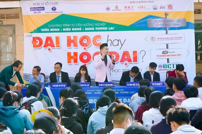 Thực tế, các nguồn thông tin về ngành nghề, thi cử đã phổ biến khá đầy đủ trên báo chí và các website của trường. Theo ông, công tác hướng nghiệp trực tiếp bằng các ngày hội có còn nhiều ý nghĩa?