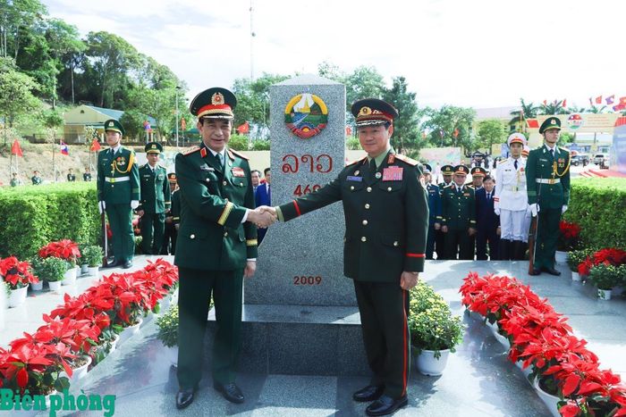 Đại tướng Phan Văn Giang và Đại tướng Khăm Liêng - Ụ Thạ Cay Sỏn chụp ảnh lưu niệm bên cột mốc 460 phía Lào. Ảnh: Ngọc Lâm