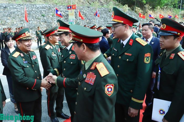 Đoàn đại biểu cấp cao Bộ Quốc phòng Lào chào đón Đại tướng Phan Văn Giang và đoàn đại biểu cấp cao Bộ Quốc phòng Việt Nam sang Lào tham dự các hoạt động trong Chương trình Giao lưu. Ảnh: Ngọc Lâm