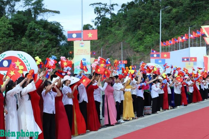 Đông đảo nhân dân tỉnh Nghệ An có mặt từ sớm để chào đón các đại biểu tham dự Chương trình Giao lưu. Ảnh: Ngọc Lâm