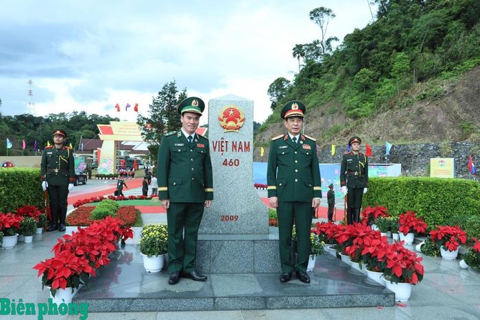 Đại tướng Phan Văn Giang và Trung tướng Vũ Trung Kiên chụp ảnh lưu niệm bên cột mốc chủ quyền. Ảnh: Ngọc Lâm
