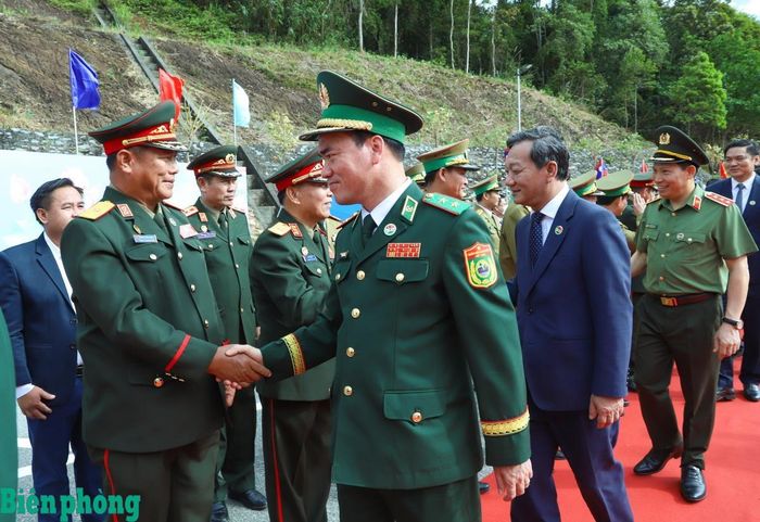 Đoàn đại biểu cấp cao Bộ Quốc phòng Lào chào đón Trung tướng Vũ Trung Kiên sang Lào tham dự các hoạt động trong Chương trình Giao lưu. Ảnh: Ngọc Lâm