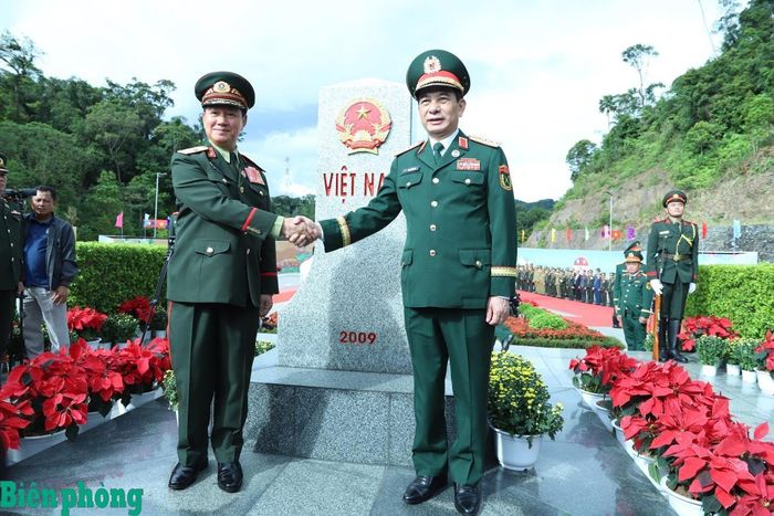 Đại tướng Phan Văn Giang và Đại tướng Khăm Liêng - Ụ Thạ Cay Sỏn chụp ảnh lưu niệm bên cột mốc 460 phía Việt Nam. Ảnh: Ngọc Lâm
