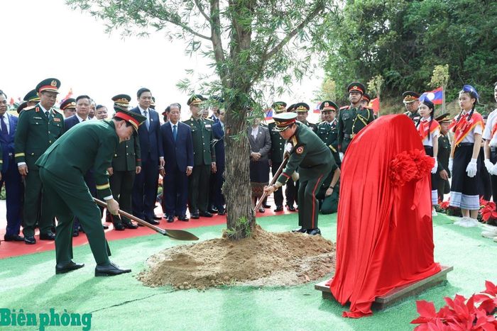 Đại tướng Phan Văn Giang và Đại tướng Khăm Liêng - Ụ Thạ Cay Sỏn trồng cây hữu nghị trong khuôn viên cột mốc phía Lào. Ảnh: Ngọc Lâm