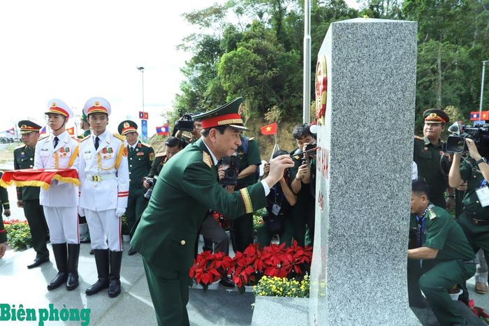 Đại tướng Phan Văn Giang tô son cột mốc chủ quyền. Ảnh: Ngọc Lâm