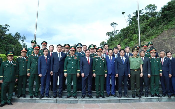 Đại tướng Phan Văn Giang và Đoàn đại biểu cấp cao Bộ Quốc phòng Việt Nam chụp ảnh lưu niệm. Ảnh: Ngọc Lâm