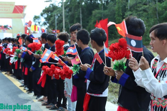 Đông đảo nhân dân tỉnh Bô Ly Khăm Xay (Lào) chào đón các đại biểu tham dự Chương trình Giao lưu. Ảnh: Ngọc Lâm