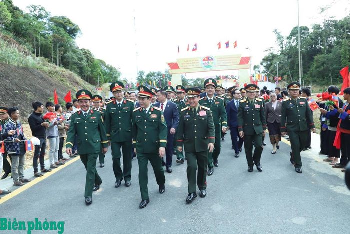 Đoàn đại biểu cấp cao Bộ Quốc phòng hai nước dự các hoạt động trong khuôn khổ Chương trình Giao lưu tại Lào. Ảnh: Ngọc Lâm