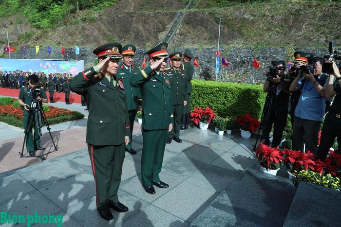 Đại tướng Phan Văn Giang và Đại tướng Khăm Liêng - Ụ Thạ Cay Sỏn chào cột mốc chủ quyền. Ảnh: Ngọc Lâm