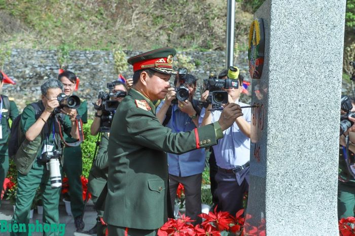 Đại tướng Khăm Liêng - Ụ Thạ Cay Sỏn tô son cột mốc chủ quyền. Ảnh: Ngọc Lâm