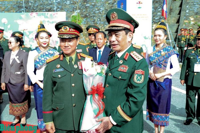 Đại tướng Khăm Liêng - Ụ Thạ Cay Sỏn tặng hoa, chào mừng Đại tướng Phan Văn Giang sang Lào tham dự các hoạt động trong Chương trình Giao lưu. Ảnh: Ngọc Lâm