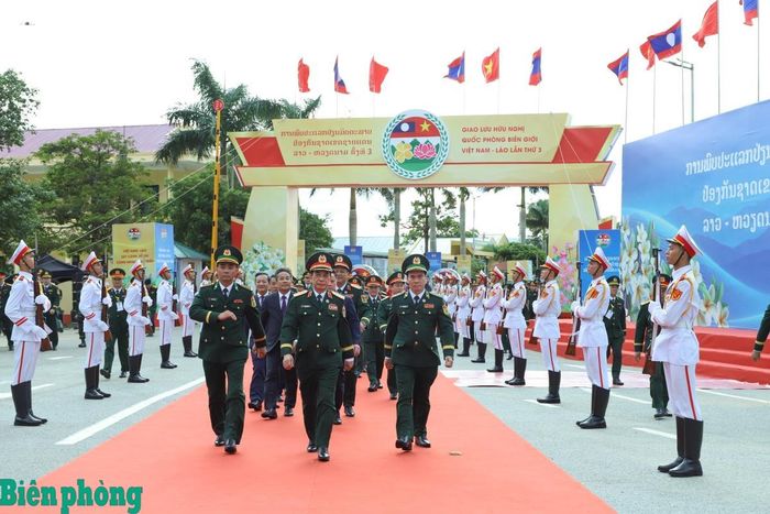 Đoàn đại biểu cấp cao Bộ Quốc phòng Việt Nam do Đại tướng Phan Văn Giang làm Trưởng đoàn sang Lào tham dự các hoạt động trong khuôn khổ Chương trình Giao lưu. Ảnh: Ngọc Lâm