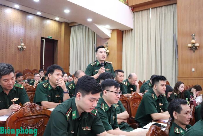 Cán bộ, các phòng, ban, cơ quan, đơn vị tham gia nêu ý kiến, đề xuất tại hội nghị. Ảnh: Thủy Nguyên
