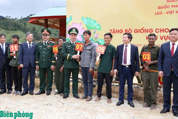 Trung tướng Vũ Trung Kiên cùng các đại biểu trao bò giống tặng các hộ dân có hoàn cảnh khó khăn tỉnh Bô Ly Khăm Xay (Lào). Ảnh: Song Ngư