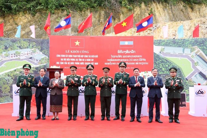 Đoàn đại biểu cấp cao Bộ Quốc phòng Việt Nam dự Lễ khởi công xây dựng công trình Trạm phối hợp công tác biên giới, Đại đội Biên phòng 252, Bộ Chỉ huy Quân sự tỉnh Bô Ly Khăm Xay (Lào). Ảnh: Song Ngư