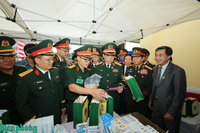 Đại tướng Phan Văn Giang Đại tướng Khăm Liêng - Ụ Thạ Cay Sỏn cùng các đại biểu tham quan hoạt động khám, chữa bệnh, cấp phát thuốc miễn phí cho nhân dân khu vực biên giới Lào tại Trạm y tế quân dân y bản Xốp Tờng, xã Nậm On, huyện Xay Chăm Pon, tỉnh Bô Ly Khăm Xay (Lào). Ảnh: Khánh Toàn
