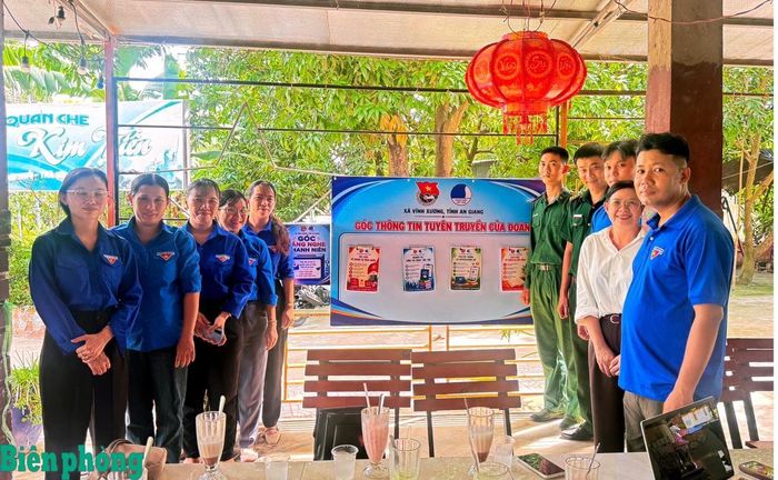 “Góc thông tin tuyên truyền của Đoàn”, góp phần đưa chủ trương của Đảng, chính sách, pháp luật của Nhà nước và kiến thức về bảo vệ chủ quyền, an ninh biên giới đến gần hơn với đoàn viên, thanh niên. Ảnh: Hồng Nam