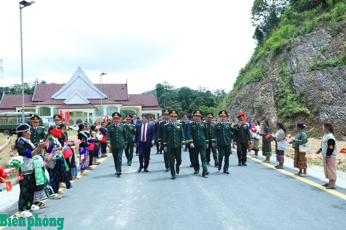 Đông đảo người dân, học sinh Lào tiễn Đại tướng Phan Văn Giang và Đoàn đại biểu cấp cao Bộ Quốc phòng Việt Nam về nước, kết thúc tốt đẹp các hoạt động giao lưu tại Lào. Ảnh: Ngọc Lâm
