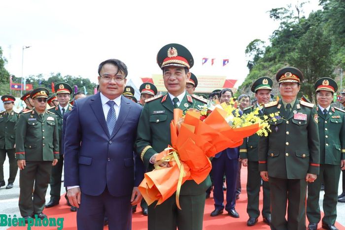 Đồng chí Phùng Thành Vinh, Phó Chủ tịch Ủy ban nhân dân tỉnh Nghệ An tặng hoa chúc mừng Đại tướng Phan Văn Giang và Đoàn đại biểu cấp cao Bộ Quốc phòng Việt Nam về nước, kết thúc tốt đẹp chuyến thăm, giao lưu tại Lào. Ảnh: Ngọc Lâm