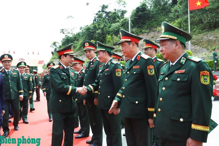 Đoàn đại biểu Bộ Quốc phòng Việt Nam đón Đại tướng Phan Văn Giang về nước, kết thúc các hoạt động trong khuôn khổ Chương trình Giao lưu tại Lào. Ảnh: Ngọc Lâm