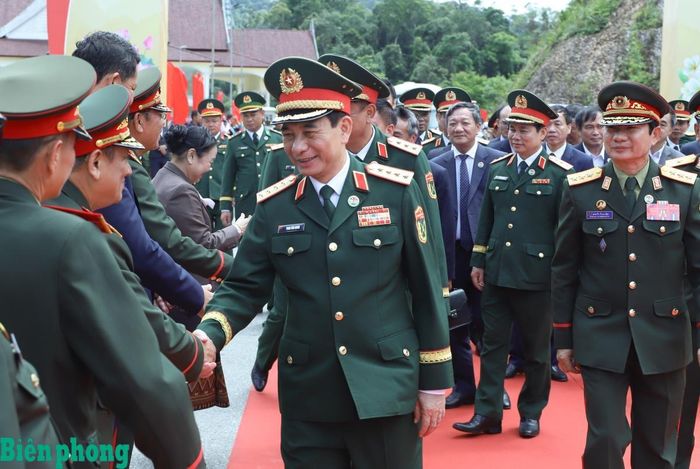 Đoàn đại biểu Lào bắt tay, tiễn Đại tướng Phan Văn Giang và Đoàn đại biểu cấp cao Bộ Quốc phòng Việt Nam về nước. Ảnh: Ngọc Lâm