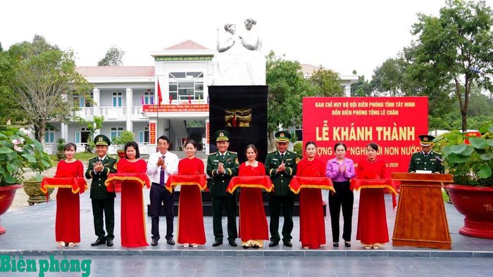 Các đại biểu cắt băng khánh thành Tượng đài “Nghe lời non nước”. Ảnh: Lê Xuân