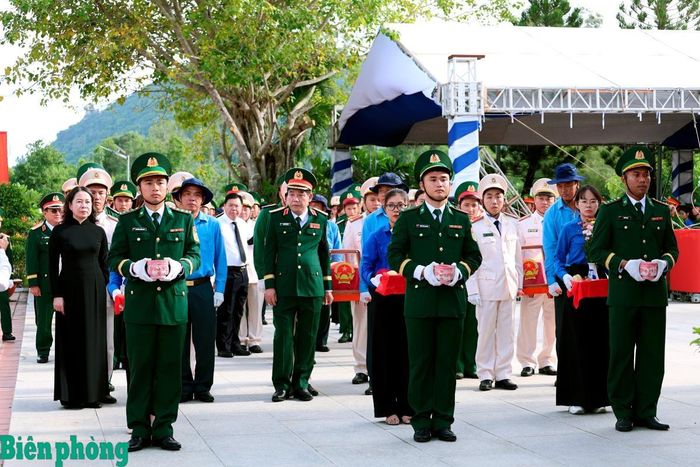 Các đại biểu chuẩn bị di chuyển 235 hài cốt liệt sĩ đến nơi an táng. Ảnh: Tuấn Kiệt