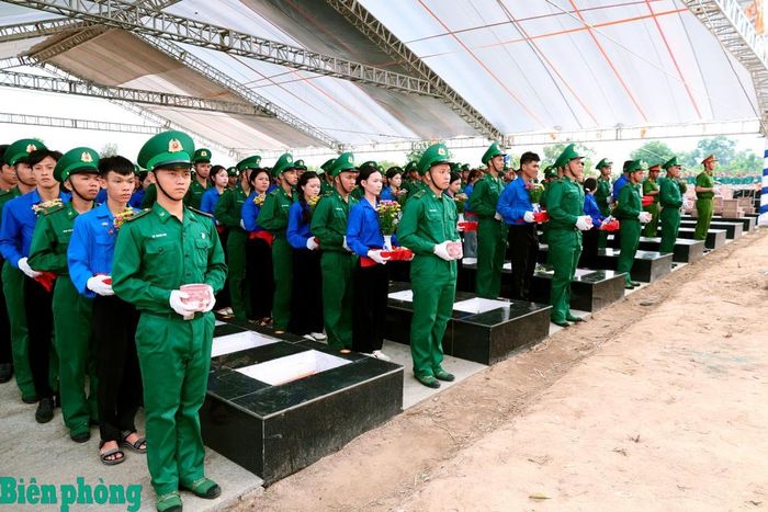 Đông đảo cán bộ, chiến sĩ Bộ đội Biên phòng tỉnh An Giang tham gia đưa tiễn các liệt sĩ. Ảnh: Tuấn Kiệt