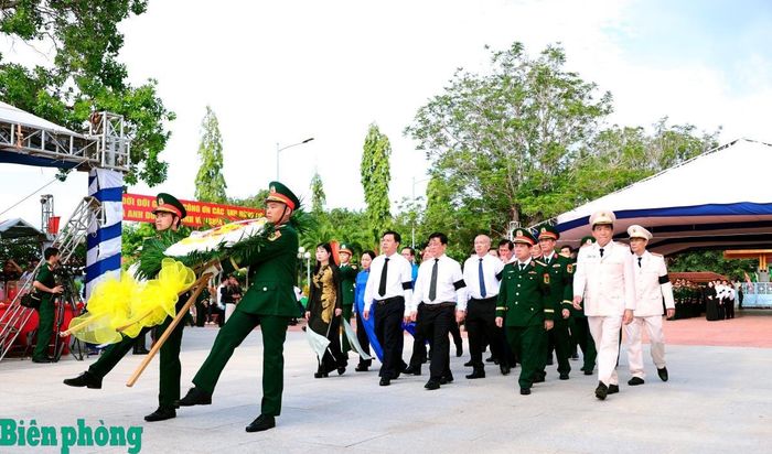 Lãnh đạo tỉnh An Giang, lực lượng vũ trang tỉnh An Giang dâng hoa tưởng niệm các liệt sĩ. Ảnh: Tuấn Kiệt