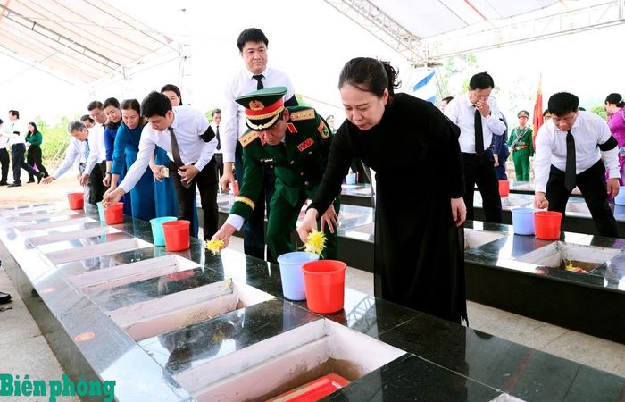 Phó Chủ tịch nước Võ Thị Ánh Xuân và Thượng tướng Nguyễn Văn Gấu cùng các đại biểu rải hoa tiễn đưa các liệt sĩ về với đất mẹ. Ảnh: Tuấn Kiệt
