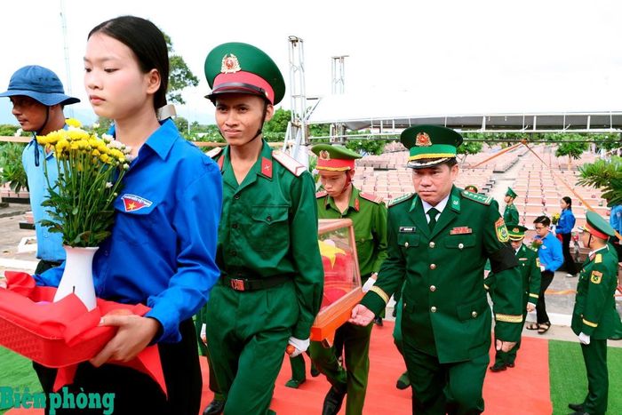 Đại tá Nguyễn Văn Hiệp, Chính ủy Ban Chỉ huy Bộ đội Biên phòng tỉnh An Giang đưa hài cốt liệt sĩ đến khu vực an táng. Ảnh: Tuấn Kiệt