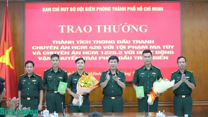 Thiếu tướng Trần Thanh Đức, Phó Tư lệnh Bộ Tư lệnh thành phố, kiêm Chỉ huy trưởng Ban Chỉ huy Bộ đội Biên phòng thành phố Hồ Chí Minh trao thưởng cho các tập thể, cá nhân có thành tích trong đấu tranh chuyên án. Ảnh: Mai Lan