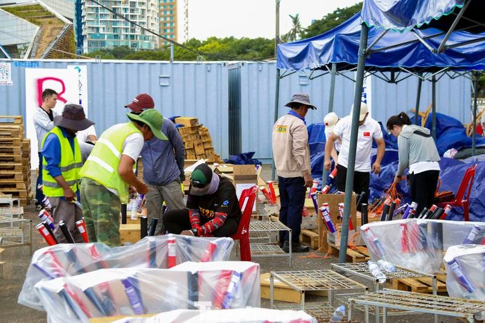 Theo ghi nhận, tại khu vực trận địa pháo hoa bên sông Hàn, hai đội thi đang khẩn trương hoàn tất những công đoạn chuẩn bị cuối cùng, kiểm tra kỹ thuật và lắp đặt hệ thống để sẵn sàng cho màn trình diễn quyết định vào đêm chung kết.