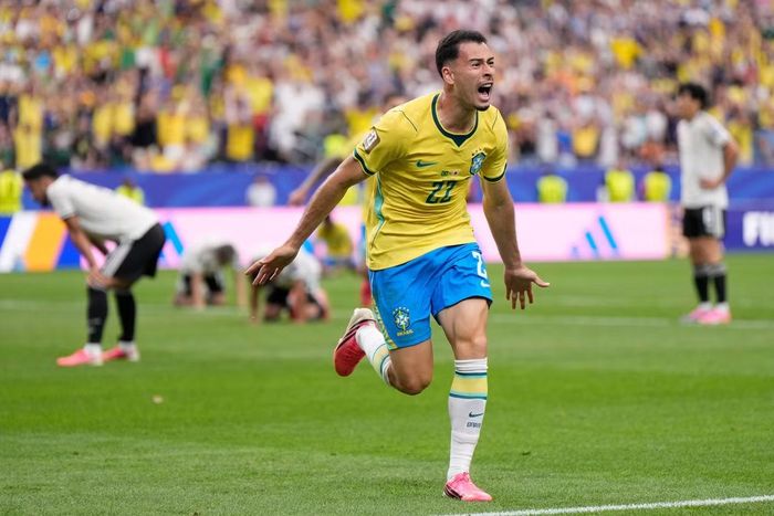  Gabriel Martinelli ăn mừng sau khi ghi bàn ở phút 90+5, để mang về chiến thắng 2-1 cho Brazil trước Nhật Bản. 