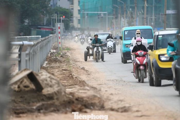 Người dân sống và đi lại qua khu vực này cho biết, sau mỗi trận mưa, bùn đất từ công trường theo bánh xe phủ kín mặt đường, trong khi những ngày nắng, bụi cuốn mù mịt mỗi khi xe tải trọng lớn lưu thông.