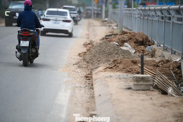 Theo kết quả kiểm tra hiện trường, Sở Xây dựng Hà Nội xác định nhiều đoạn trên đường Trung Thư xuất hiện các hố sụt sâu từ 20 đến 30 cm, mặt đường rạn nứt, bong tróc nghiêm trọng do ảnh hưởng từ quá trình thi công đào hồ, ép cừ và hoạt động vận chuyển vật liệu phục vụ thi công.