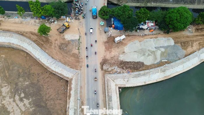 Trong thời gian chưa hoàn thành việc hoàn trả, chủ đầu tư phải triển khai ngay các giải pháp tạm thời để xử lý các vị trí hư hỏng, duy trì hệ thống biển báo, đèn cảnh báo, phân luồng giao thông 24 giờ mỗi ngày; tăng cường tưới rửa mặt đường, kiểm soát bụi, che chắn vật liệu và không để đất đá, vật liệu và phế thải xây dựng rơi vãi, lấn chiếm lòng đường, vỉa hè.