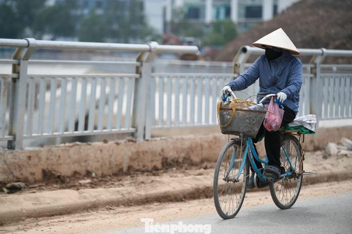 Nhiều đoạn ven hồ đã lắp lan can, đường dạo cũng đã dần hoàn thiện. Một số người dân bắt đầu đi bộ, đạp xe quanh khu vực khi nhiều hạng mục đang hoàn thiện.