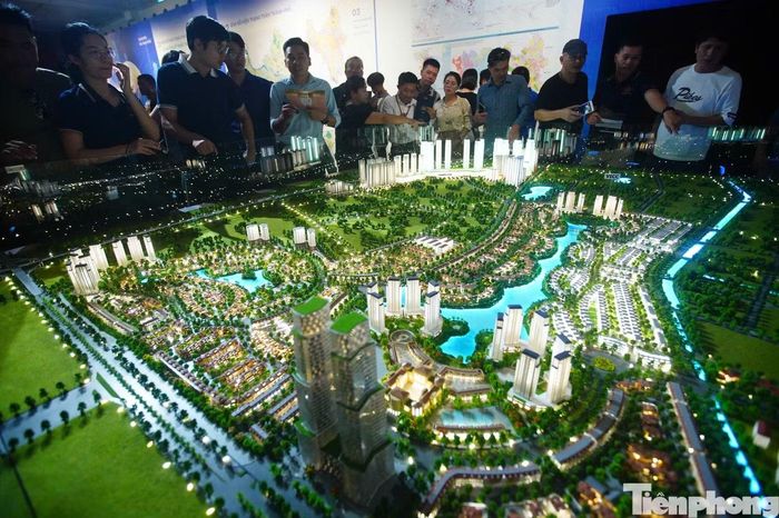 Mô hình tại triển lãm được nhiều người dân quan tâm. Ảnh: Duy Phạm.