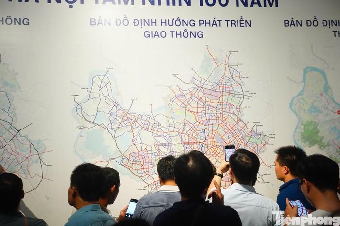 Người dân xem triển lãm Quy hoạch Thủ đô tầm nhìn 100 năm. Ảnh: Duy Phạm.