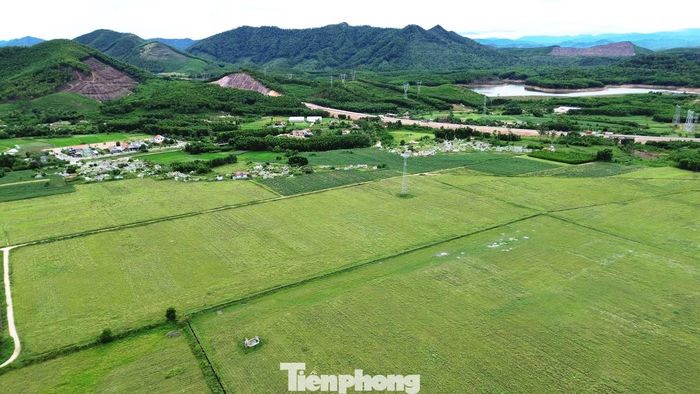 Người dân dài cổ chờ nhận tiền đền bù.