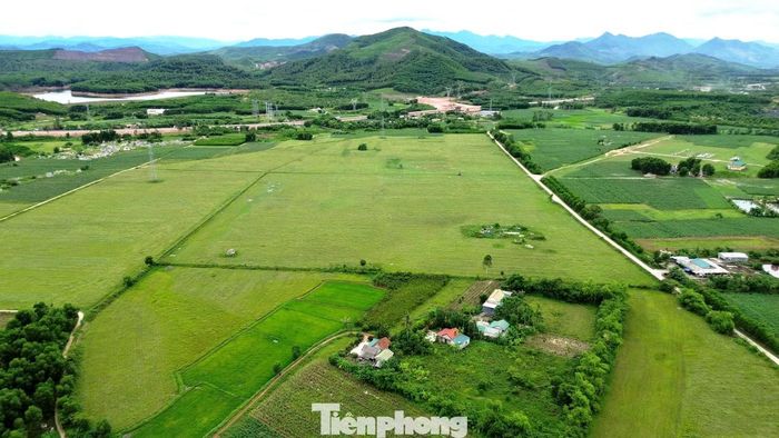 Mặt bằng rộng lớn này đã được người dân chấp hành bàn giao từ lâu, hiện bỏ hoang.