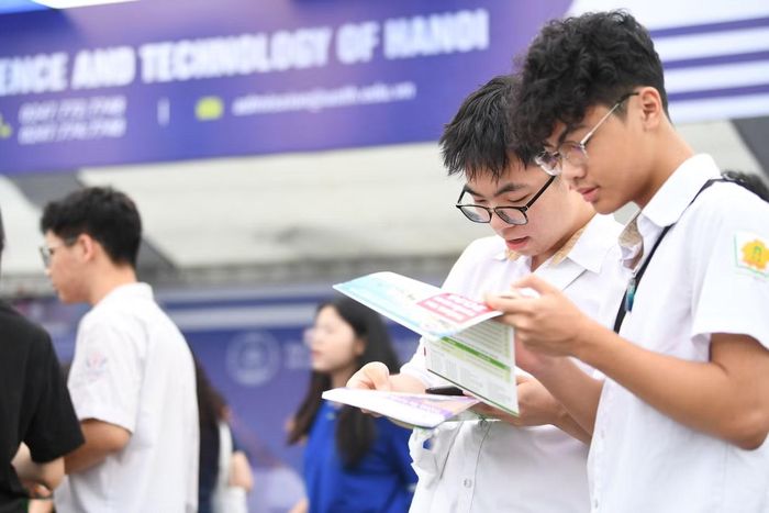 Thí sinh tìm hiểu nguyện vọng đăng kí tuyển sinh ĐH 2026. Ảnh: DƯƠNG TRIỀU