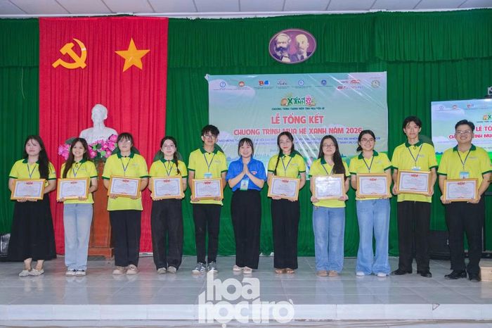 BTC tuyên dương các tập thể, cá nhân có nhiều đóng góp tích cực trong Chiến dịch Mùa Hè Xanh năm 2026 tại xã Bình Phước.