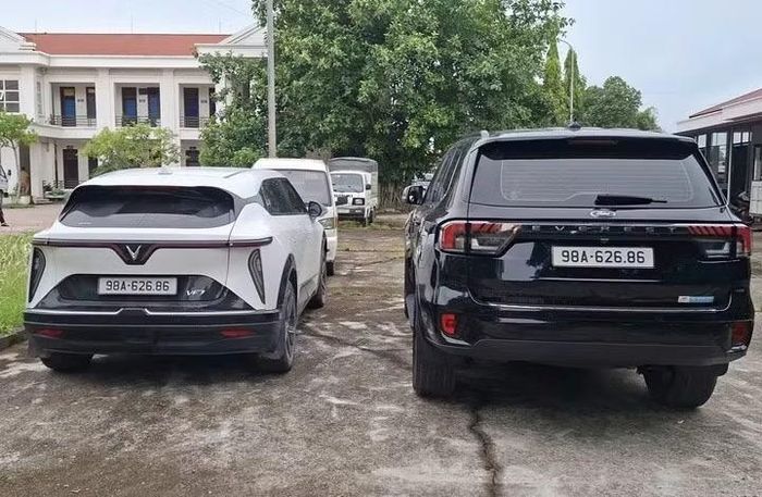 Hai chiếc xe mang cùng biển số tại cơ quan công an. Ảnh: CACC