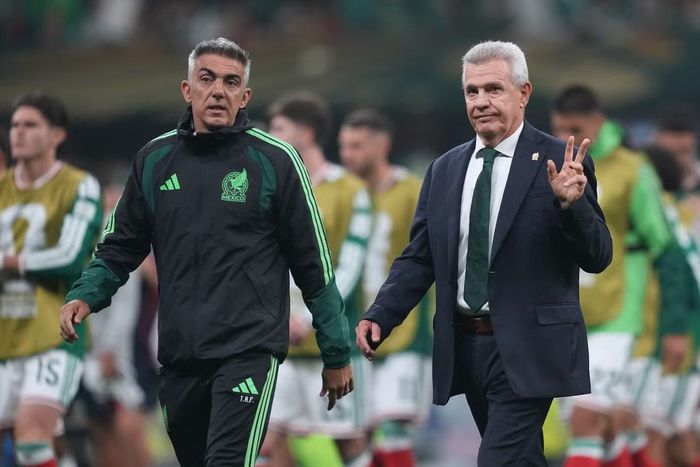 HLV Javier Aguirre (phải) chia tay đội tuyển Mexico ngay sau khi đội nhà dừng bước ở World Cup 2026.