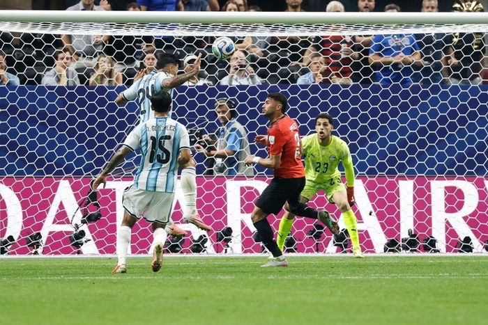 Enzo Fernandez đánh đầu đưa Argentina vào tứ kết.