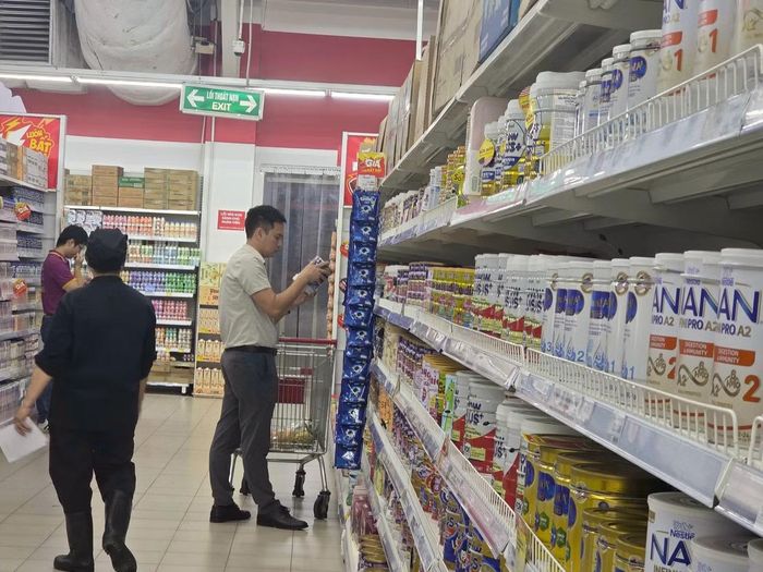 Khách hàng chọn mua các mặt hàng thực phẩm, sữa nội địa tại siêu thị khi mặt bằng giá chung vẫn giữ nguyên hoặc chịu áp lực biến động tỷ giá.