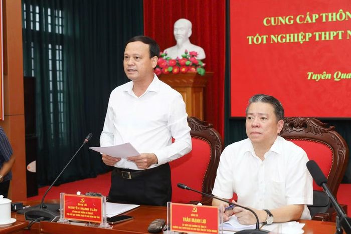 Ông Nguyễn Mạnh Tuấn (người đứng), Phó Chủ tịch Thường trực UBND tỉnh Tuyên Quang